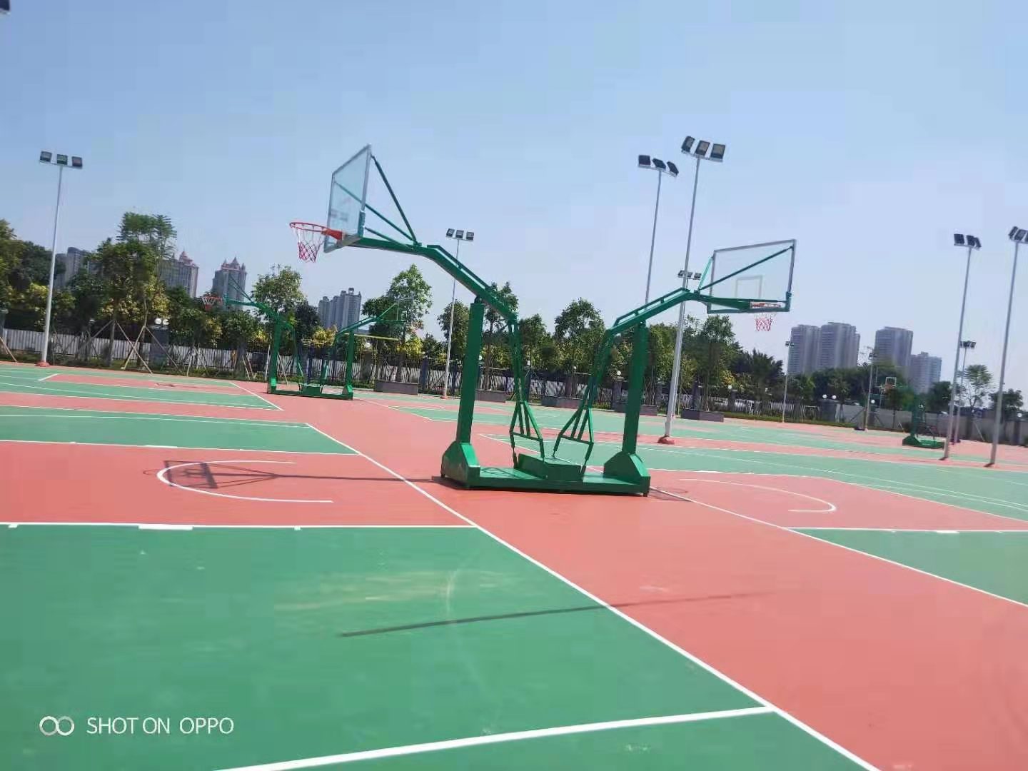 玉峰体育塑胶篮球场、篮球架